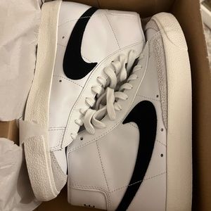 white nike blazers mid ‘77 (w/ box)